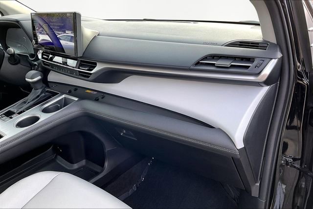 Used 2025 Toyota Sienna XLE image 19