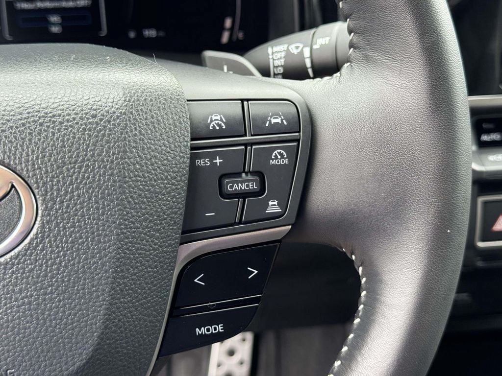 Used 2025 Toyota Camry SE FWD image 13