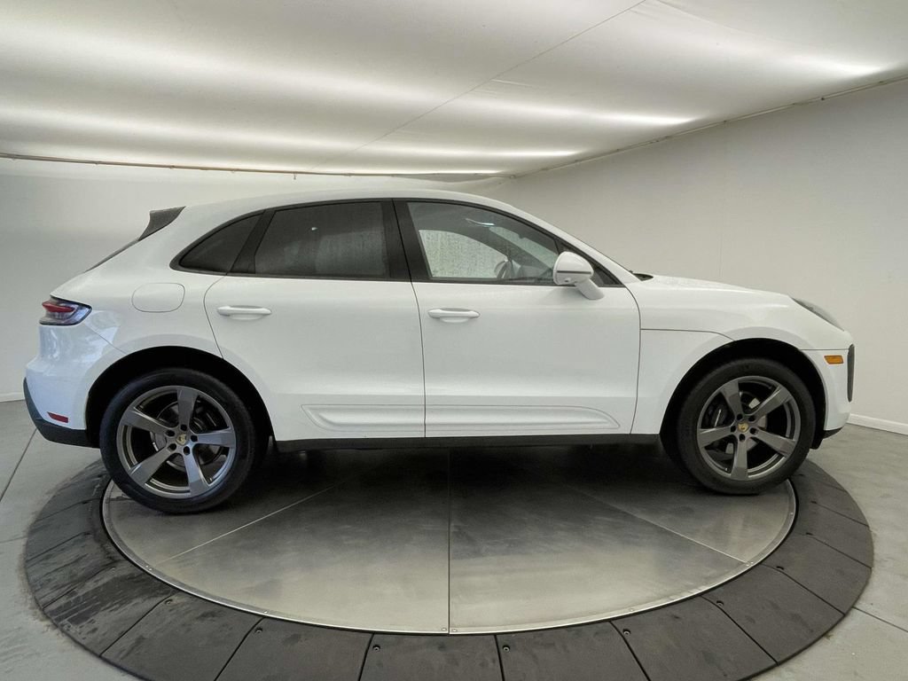 Certified 2025 Porsche Macan AWD/4WD image 8