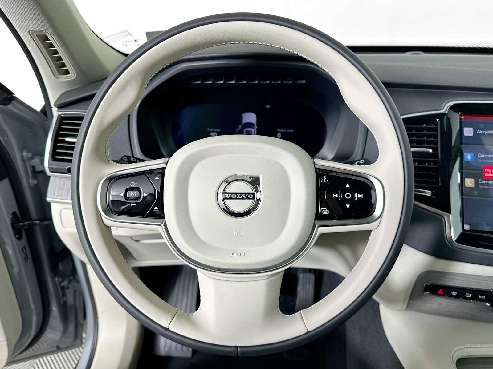 Used 2025 Volvo XC90 T8 Plus w/ Protection Package Premier image 9