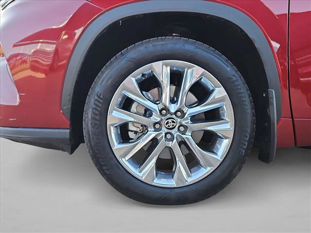 Used 2025 Toyota Highlander Limited FWD image 25