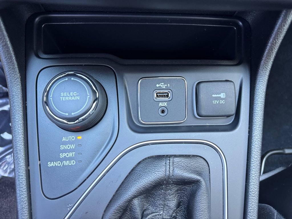 Used 2020 Jeep Cherokee Latitude Plus w/ Cold Weather Group AWD/4WD image 17