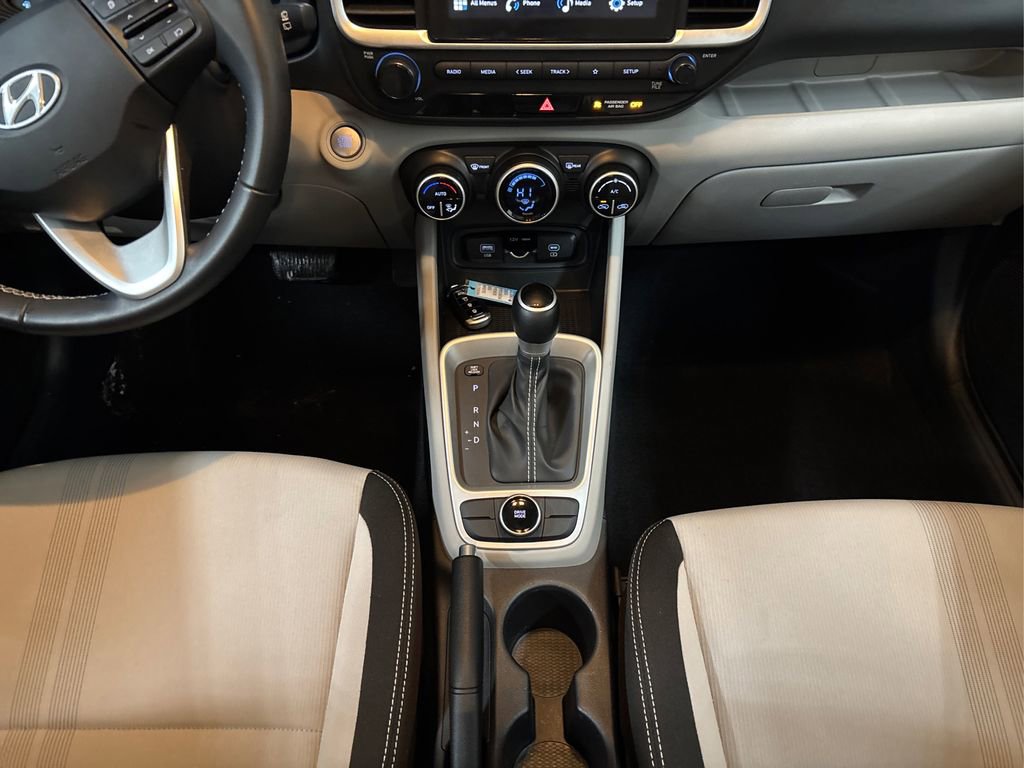 Certified 2025 Hyundai Venue SEL image 18