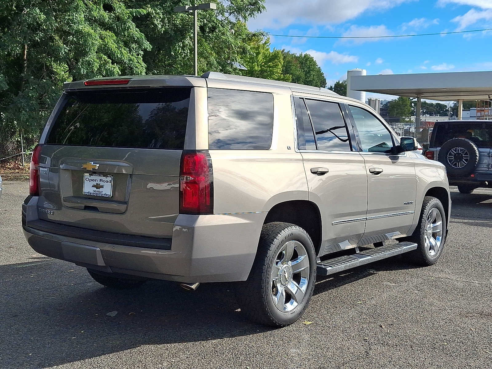Used 2018 Chevrolet Tahoe LT w/ LT Signature Package AWD/4WD image 6