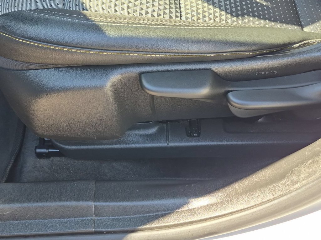 Used 2025 Chevrolet Trax LT FWD image 35