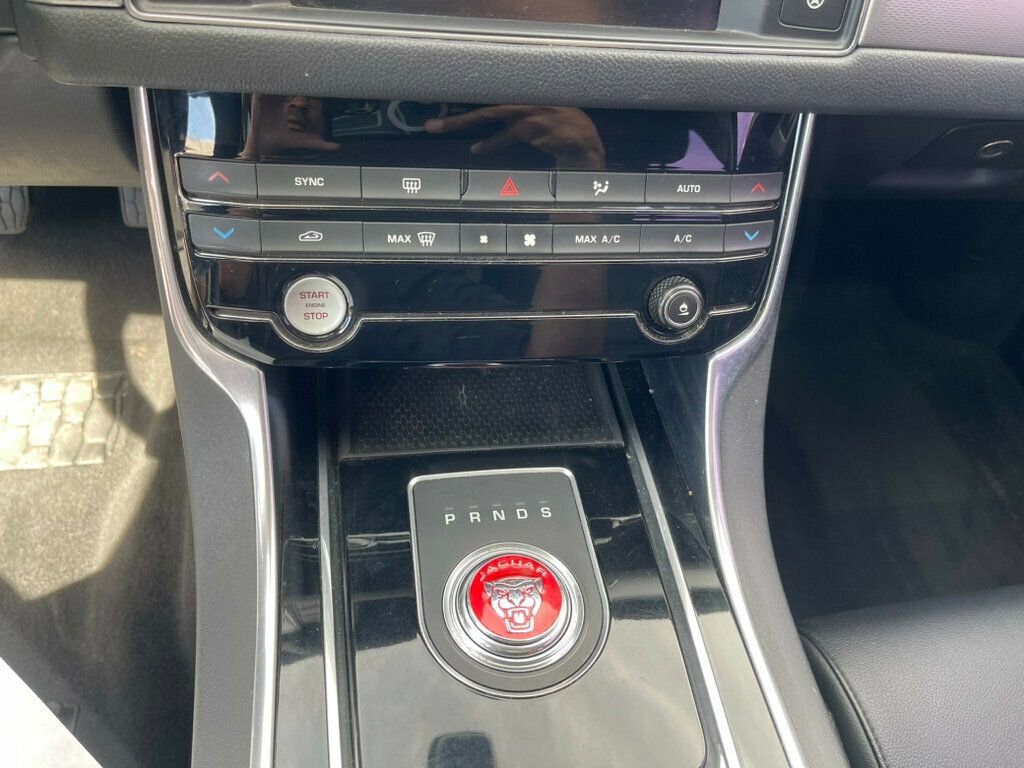 Used 2017 Jaguar XF RWD image 13