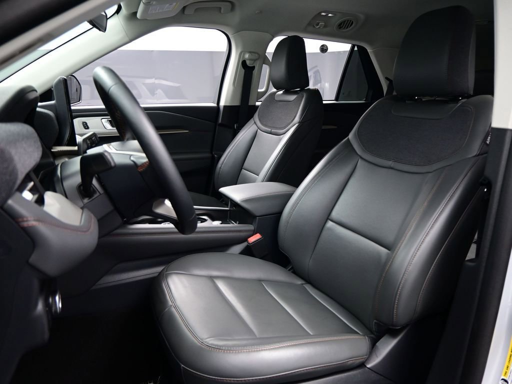 Used 2025 Ford Explorer Active w/ Active Comfort Package image 9
