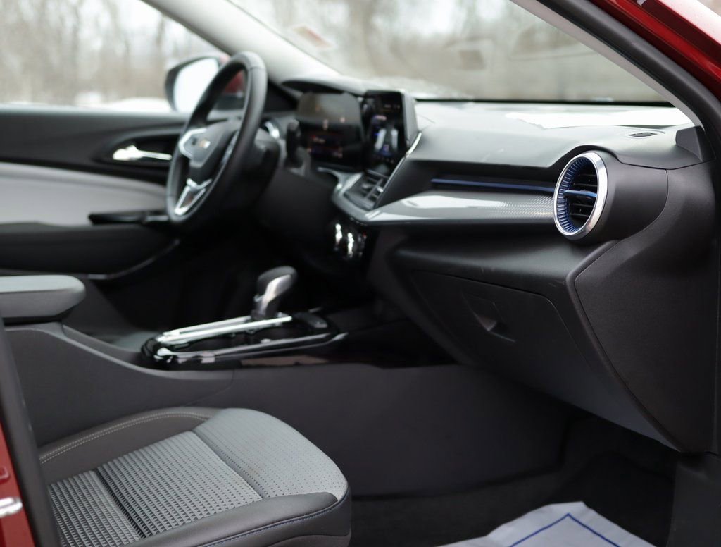 Used 2025 Chevrolet Trax LT w/ LT Convenience Package image 27