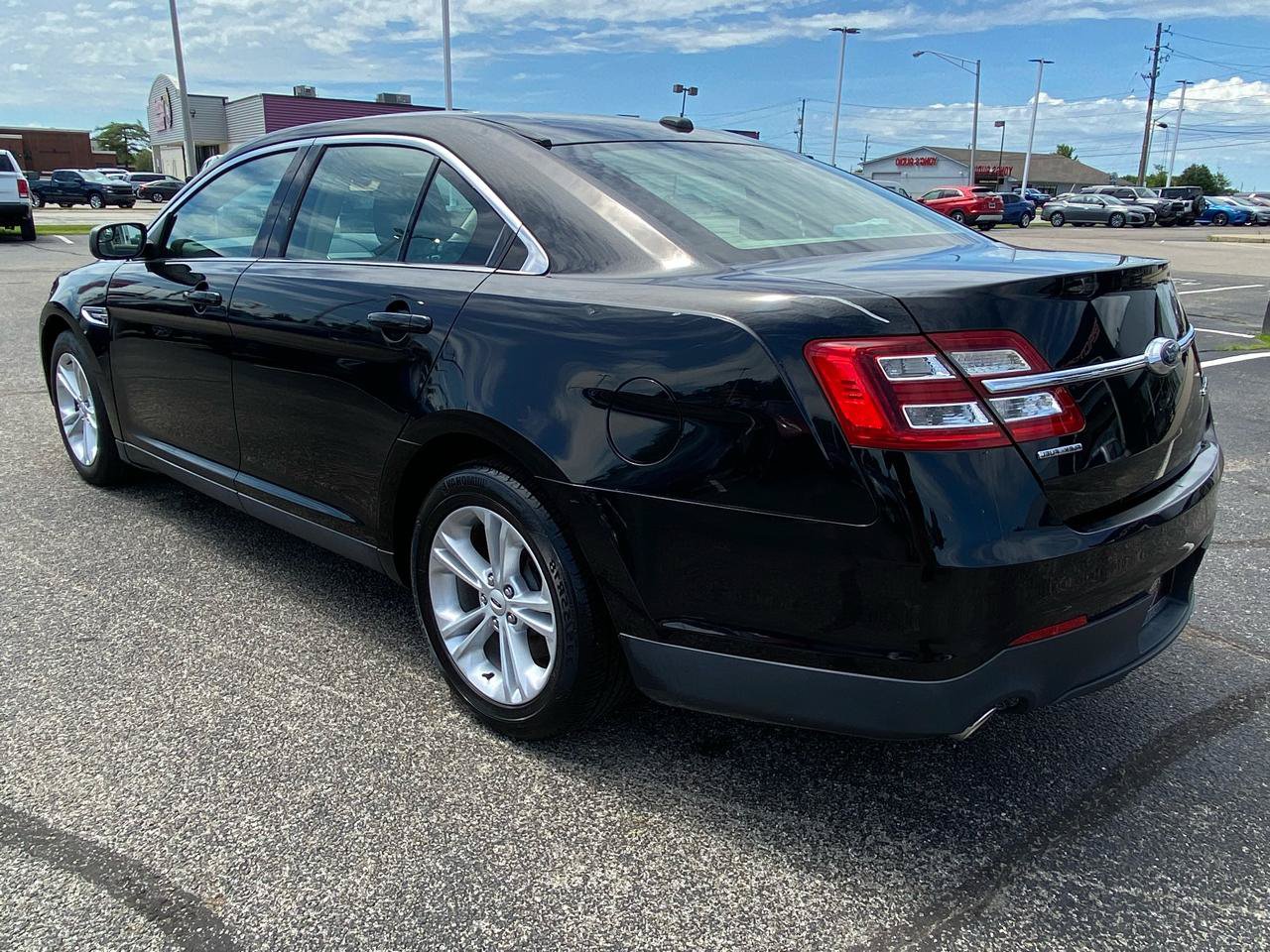 Used 2017 Ford Taurus SE FWD image 3