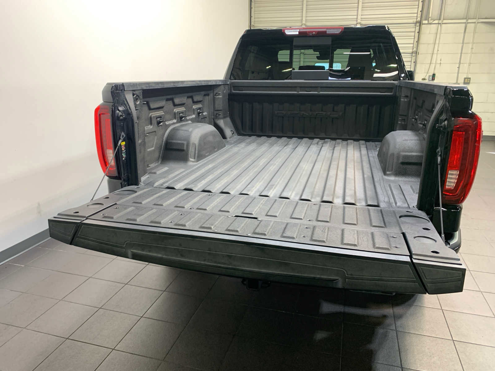 Used 2023 GMC Sierra 1500 Denali w/ Denali Reserve Package AWD/4WD image 12