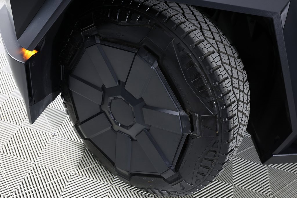 Used 2024 Tesla Cybertruck AWD Crew Cab image 46