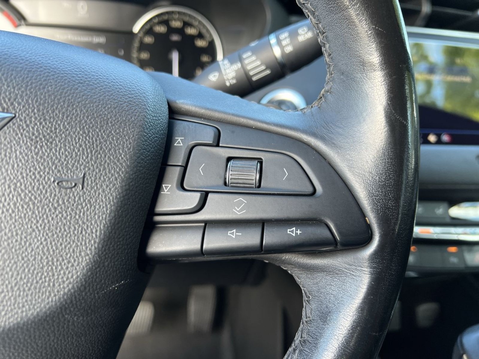 Used 2019 Cadillac XT4 Premium Luxury AWD/4WD image 30
