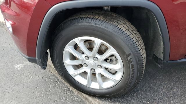 Certified 2021 Jeep Grand Cherokee Laredo image 4