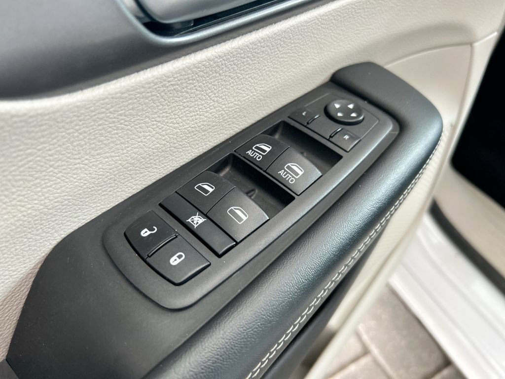 Used 2023 Chrysler Pacifica Touring-L FWD image 10
