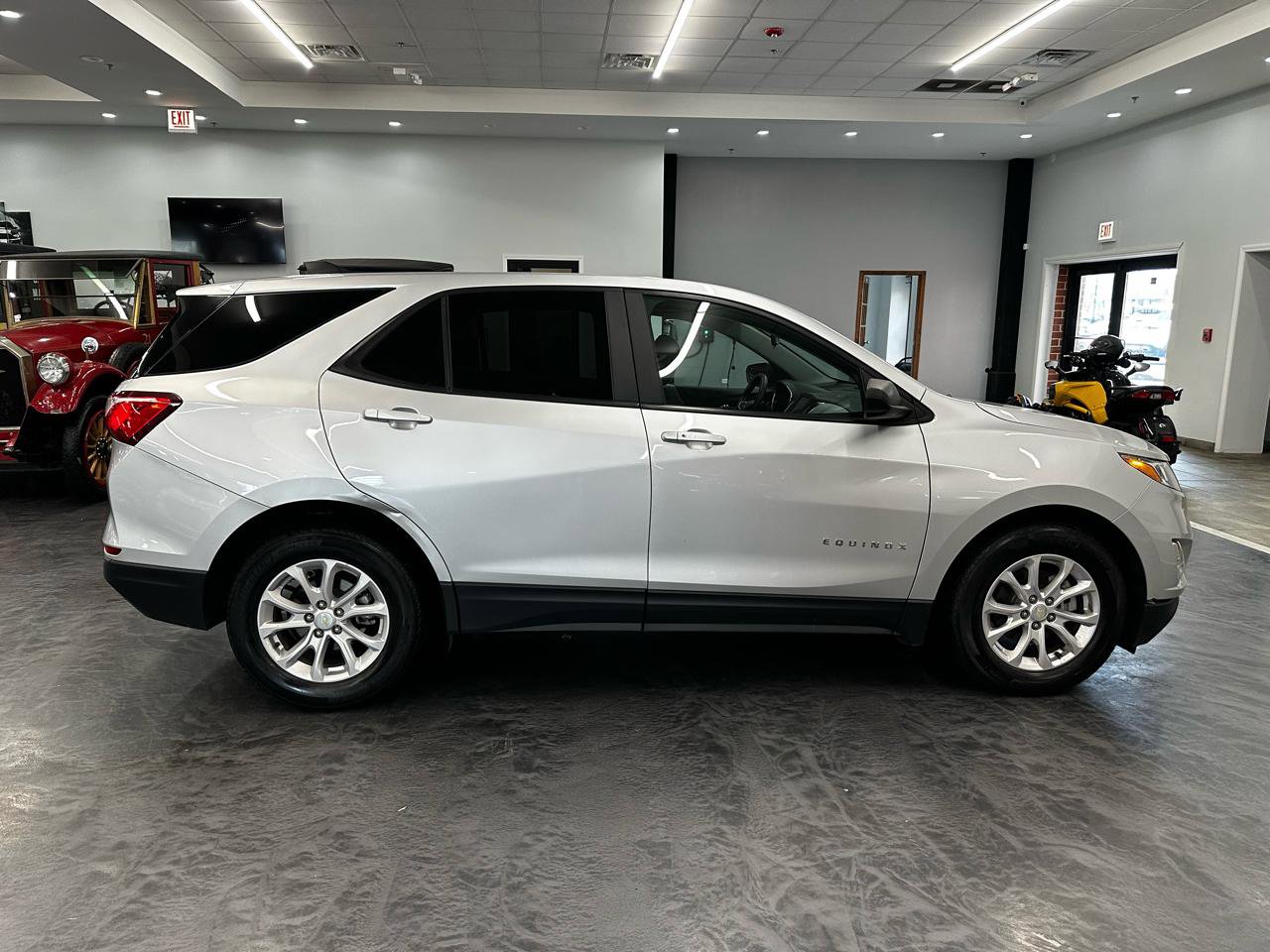 Used 2021 Chevrolet Equinox LS w/ LS Convenience Package FWD image 4