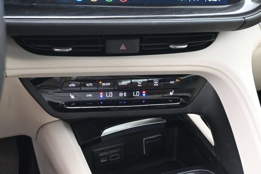 Used 2022 Buick Envision Essence w/ Technology Package I AWD/4WD image 18
