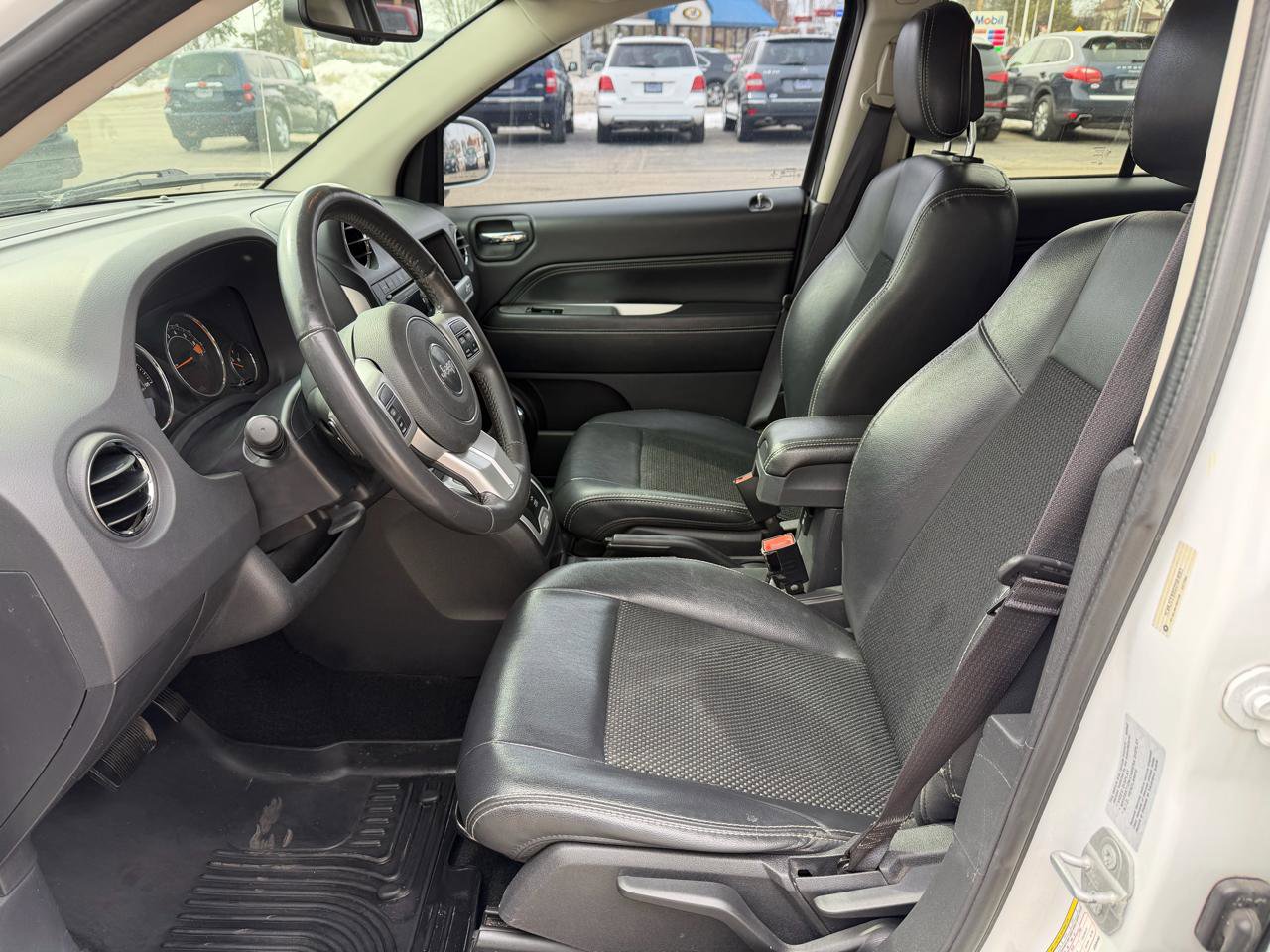 Used 2016 Jeep Compass Latitude image 11