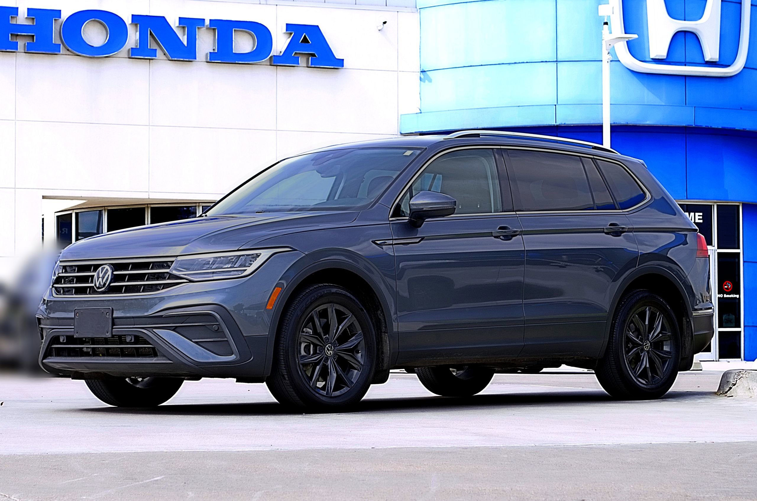 Used 2024 Volkswagen Tiguan SE w/ MDO Package, Three-Row image 1