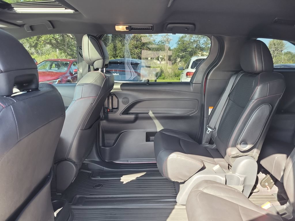 Used 2025 Toyota Sienna XSE FWD image 25