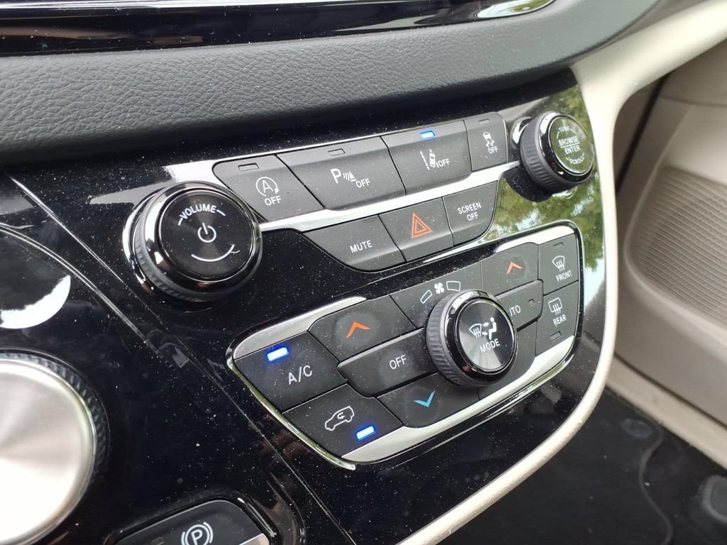 Used 2024 Chrysler Pacifica Touring-L FWD image 27