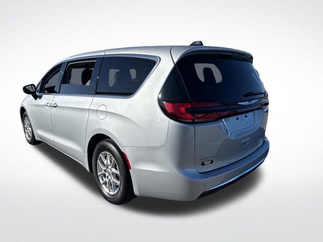 Used 2024 Chrysler Pacifica Touring-L image 3