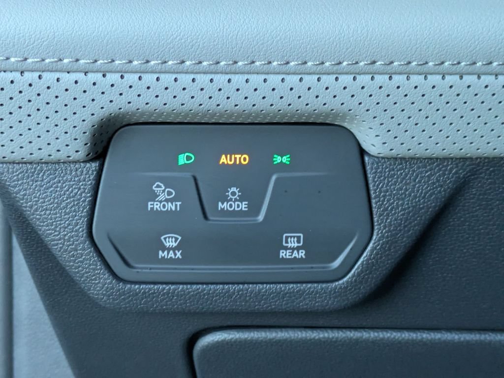 Used 2025 Volkswagen Atlas Peak Edition SE AWD/4WD image 28