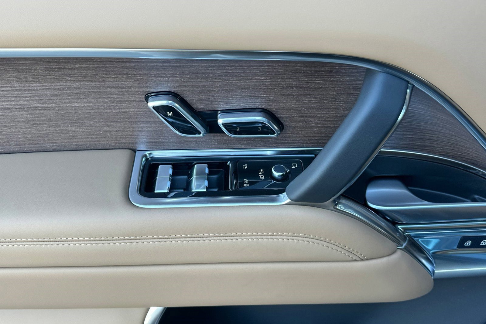 New 2026 Land Rover Range Rover Long Wheelbase SE image 15