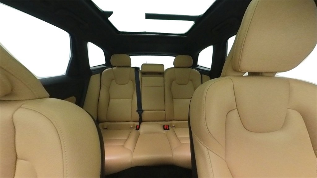 Used 2020 Volvo XC60 T6 Momentum image 32