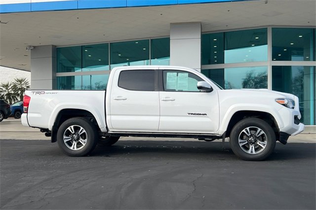 Used 2017 Toyota Tacoma TRD Sport image 3