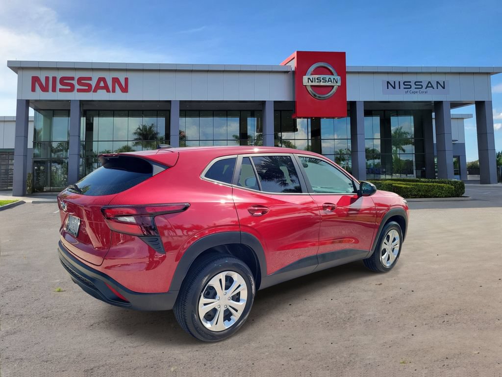 Used 2026 Chevrolet Trax LS FWD image 2