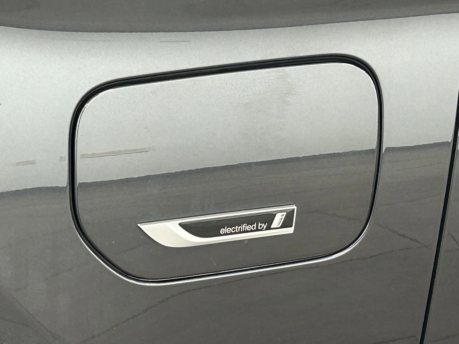 Used 2023 BMW 530e xDrive w/ Executive Package image 3