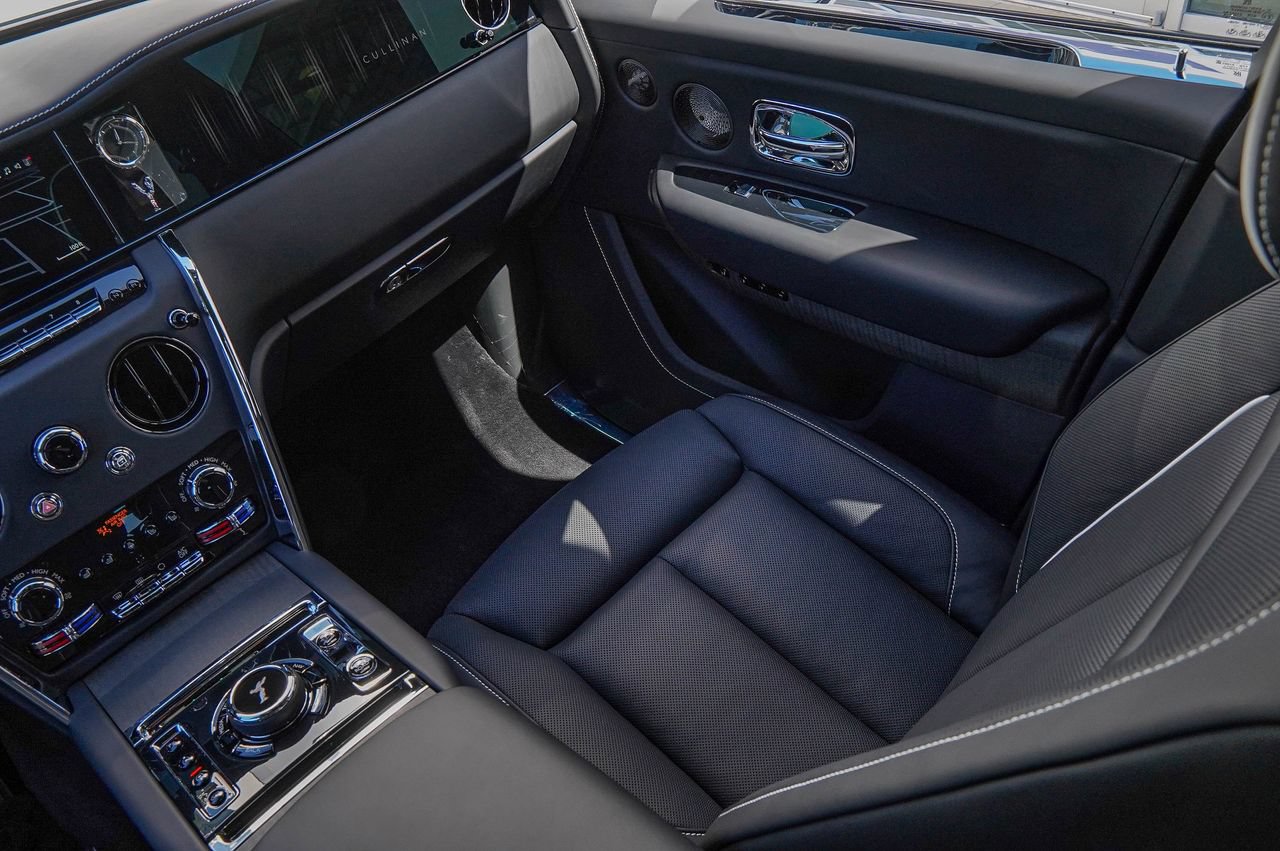 New 2026 Rolls-Royce Cullinan AWD/4WD image 38
