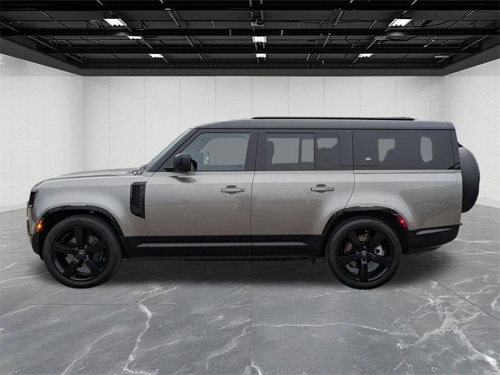 Used 2023 Land Rover Defender 130 X-Dynamic SE image 2