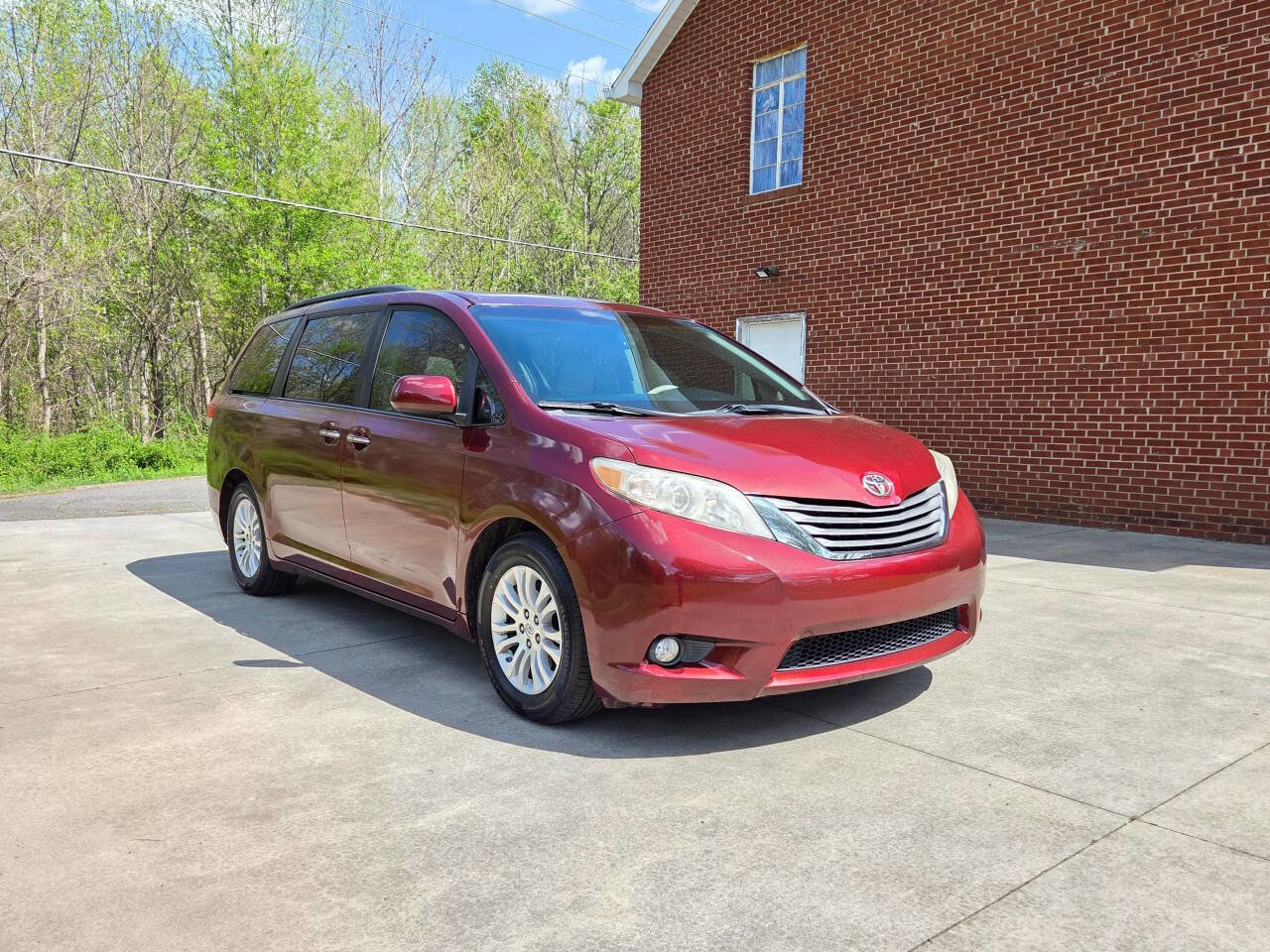 Used 2013 Toyota Sienna XLE image 3