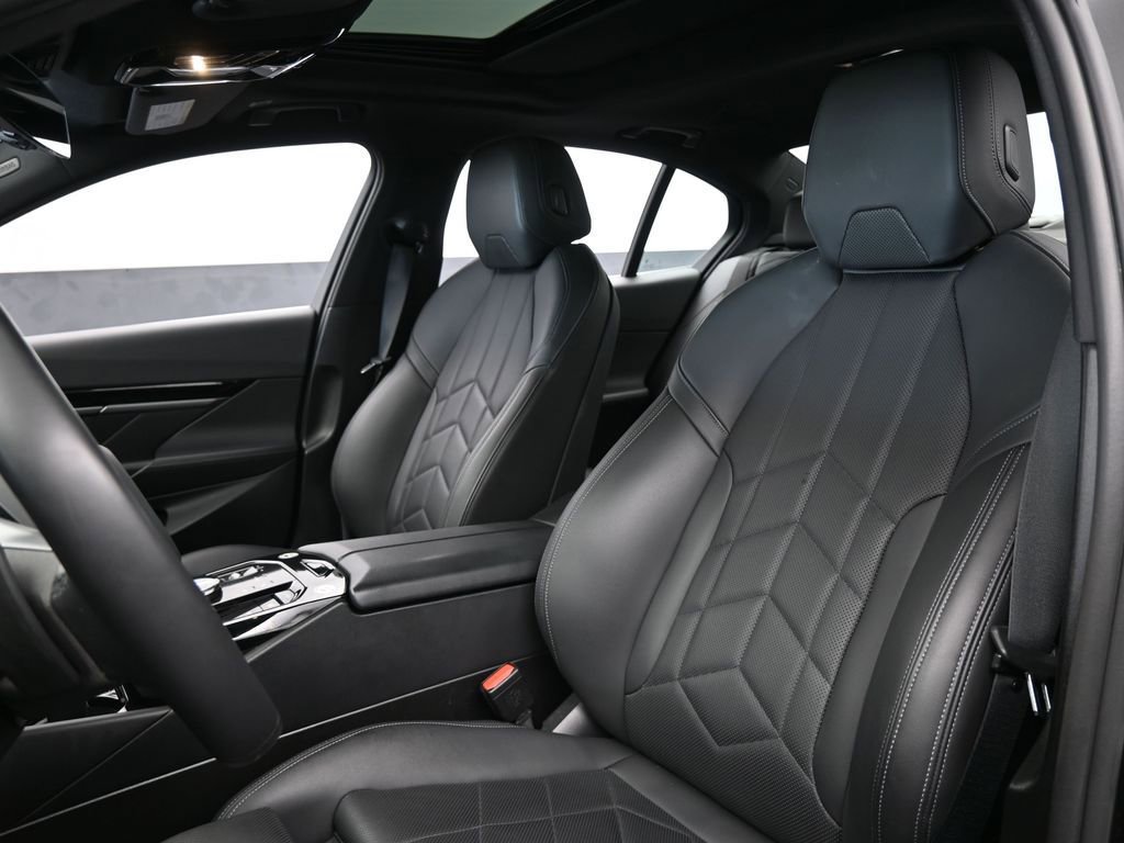 Used 2024 BMW 530i xDrive image 12