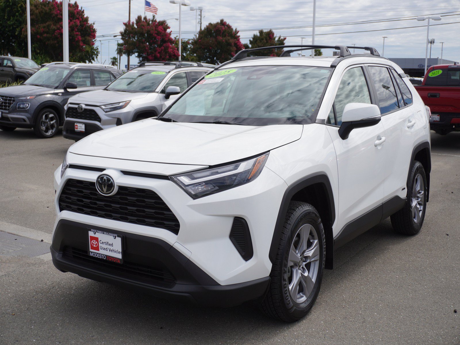 Used 2025 Toyota RAV4 XLE w/ Convenience Package AWD/4WD image 5