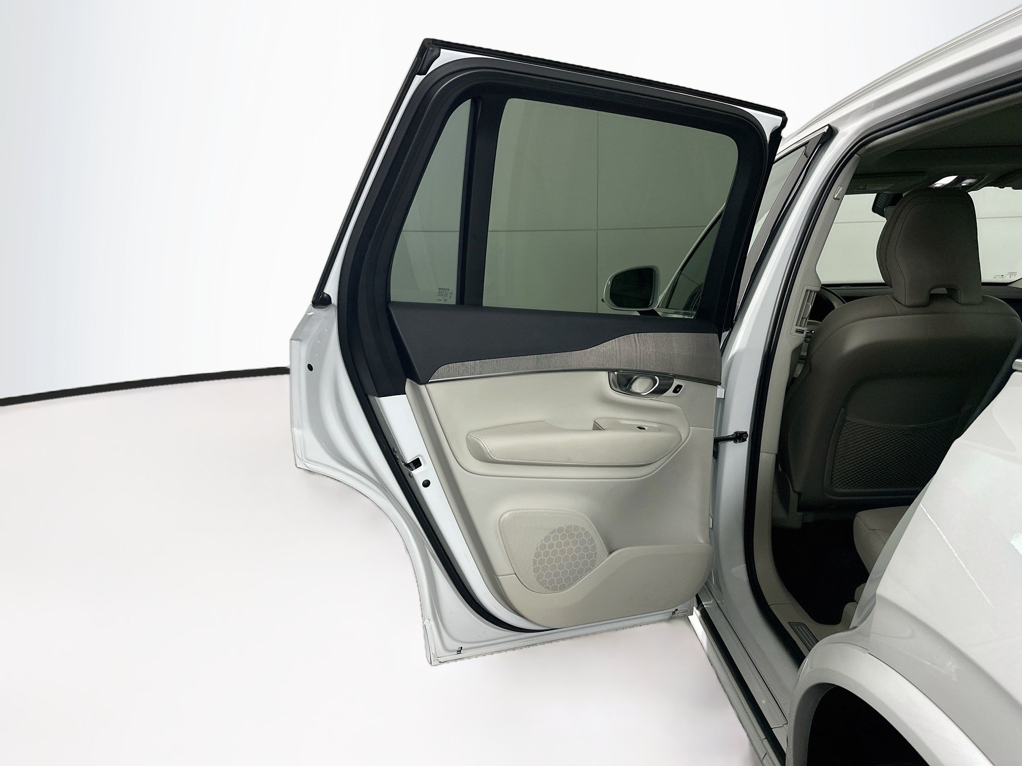 Used 2023 Volvo XC90 B6 Plus w/ Protection Package AWD/4WD image 27