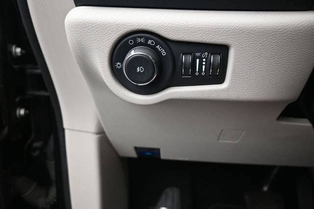 Used 2024 Chrysler Pacifica Touring-L FWD image 13