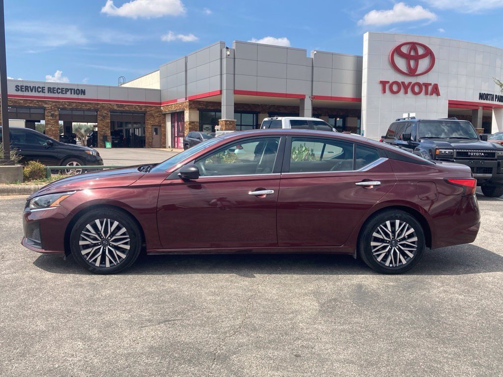 Used 2025 Nissan Altima 2.5 SV FWD image 8