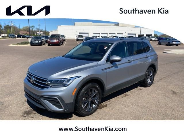 Used 2023 Volkswagen Tiguan SE image 1
