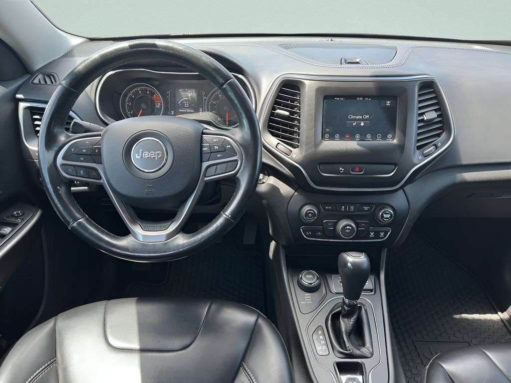 Used 2019 Jeep Cherokee Latitude Plus w/ Cold Weather Group AWD/4WD image 17