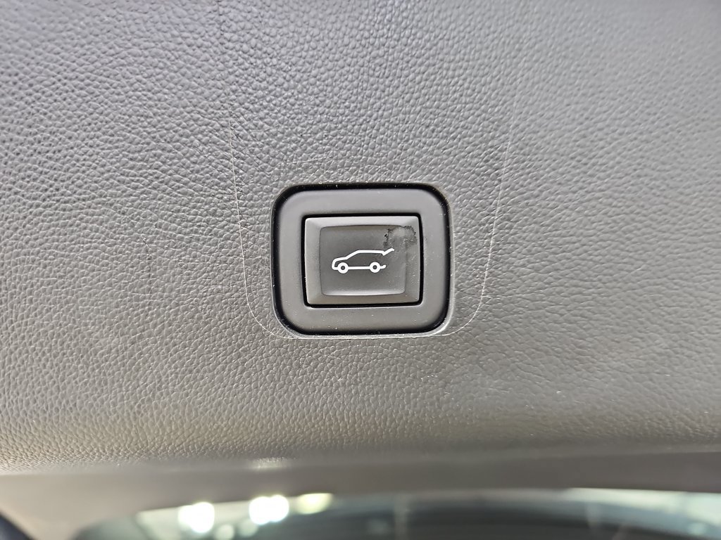 Used 2023 Chevrolet Traverse LT FWD image 18