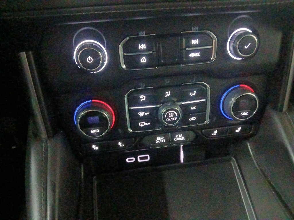 Used 2024 Chevrolet Suburban LT image 15