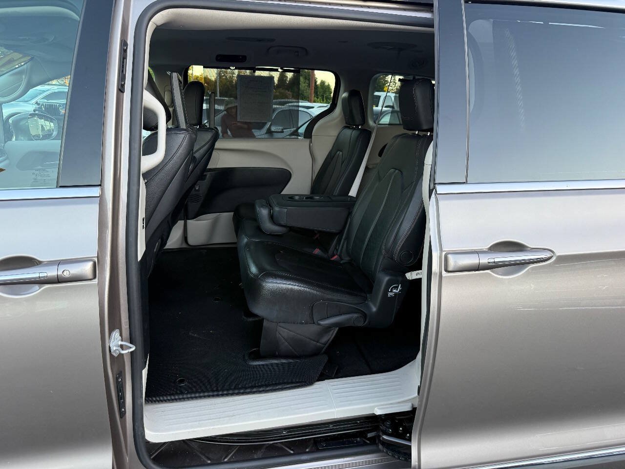 Used 2017 Chrysler Pacifica Touring-L Plus w/ Advanced Safetytec Group FWD image 11