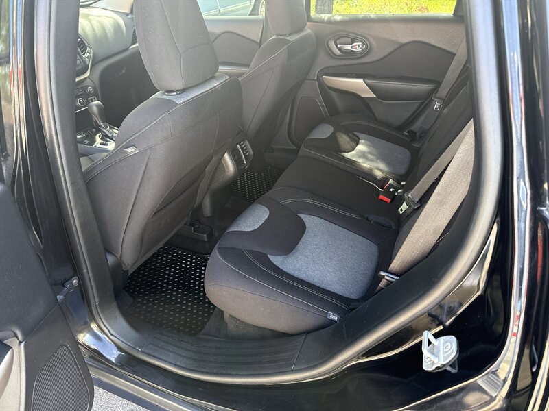 Used 2018 Jeep Cherokee Latitude w/ Cold Weather Group AWD/4WD image 17
