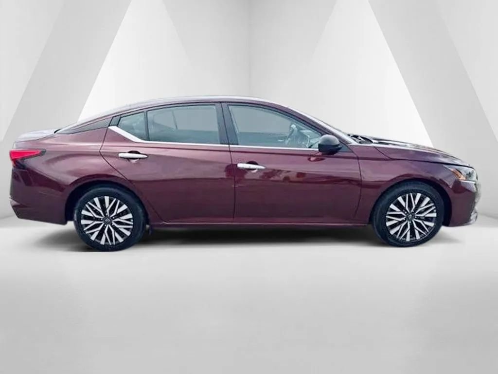 Used 2024 Nissan Altima 2.5 SV FWD image 8