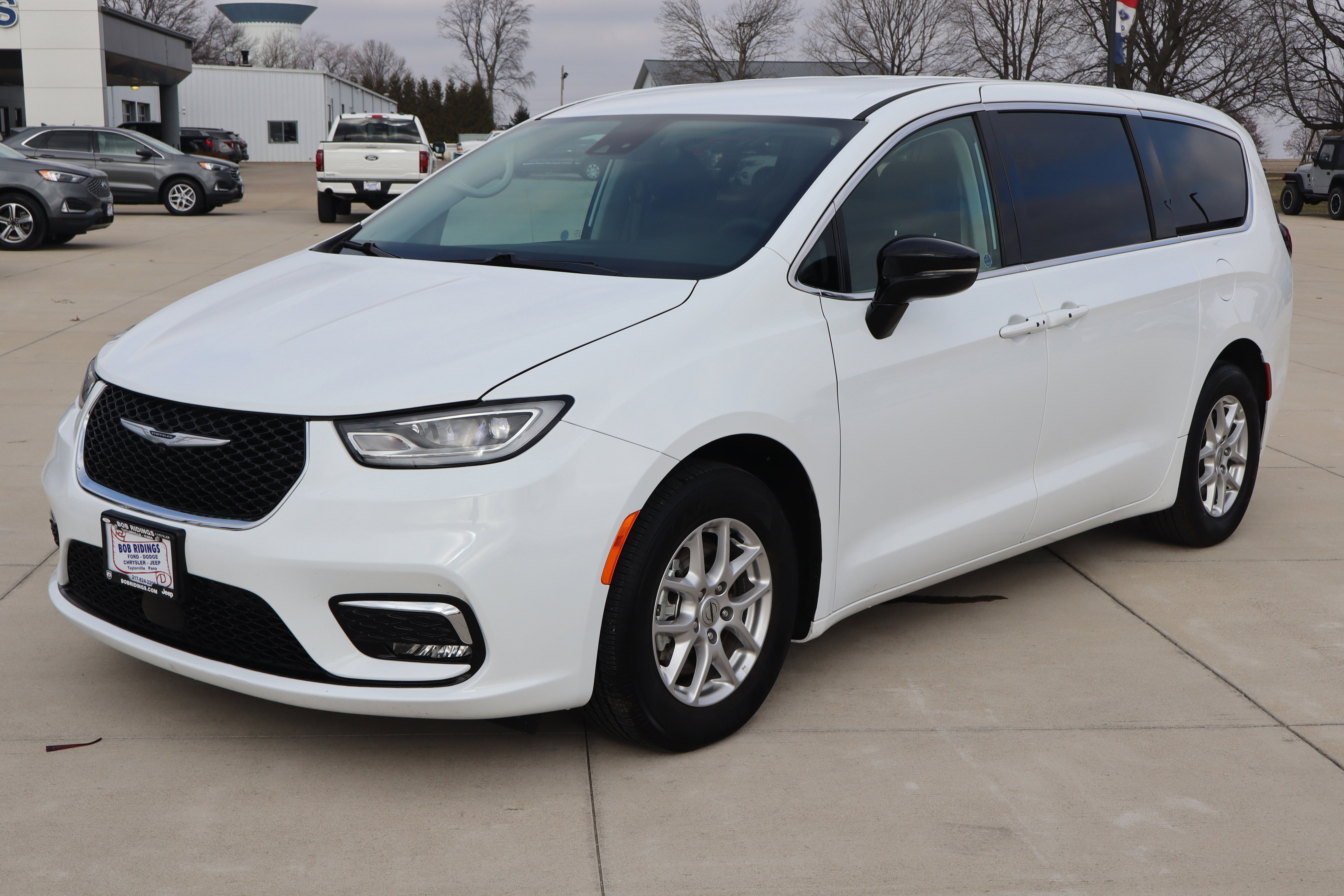 Used 2024 Chrysler Pacifica Touring-L image 2