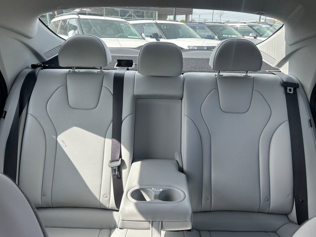 Used 2025 Hyundai Elantra Limited image 23
