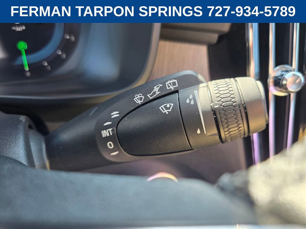 Certified 2025 Volvo XC40 B5 Core image 32