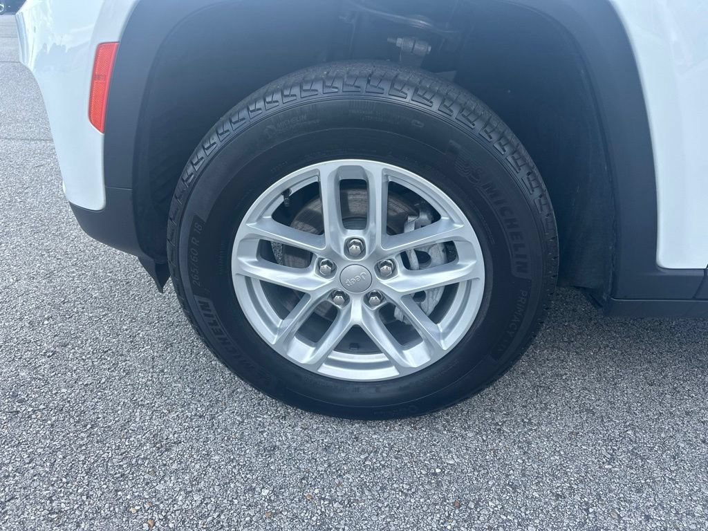 Used 2024 Jeep Grand Cherokee Laredo X w/ Luxury Tech Group I RWD image 5